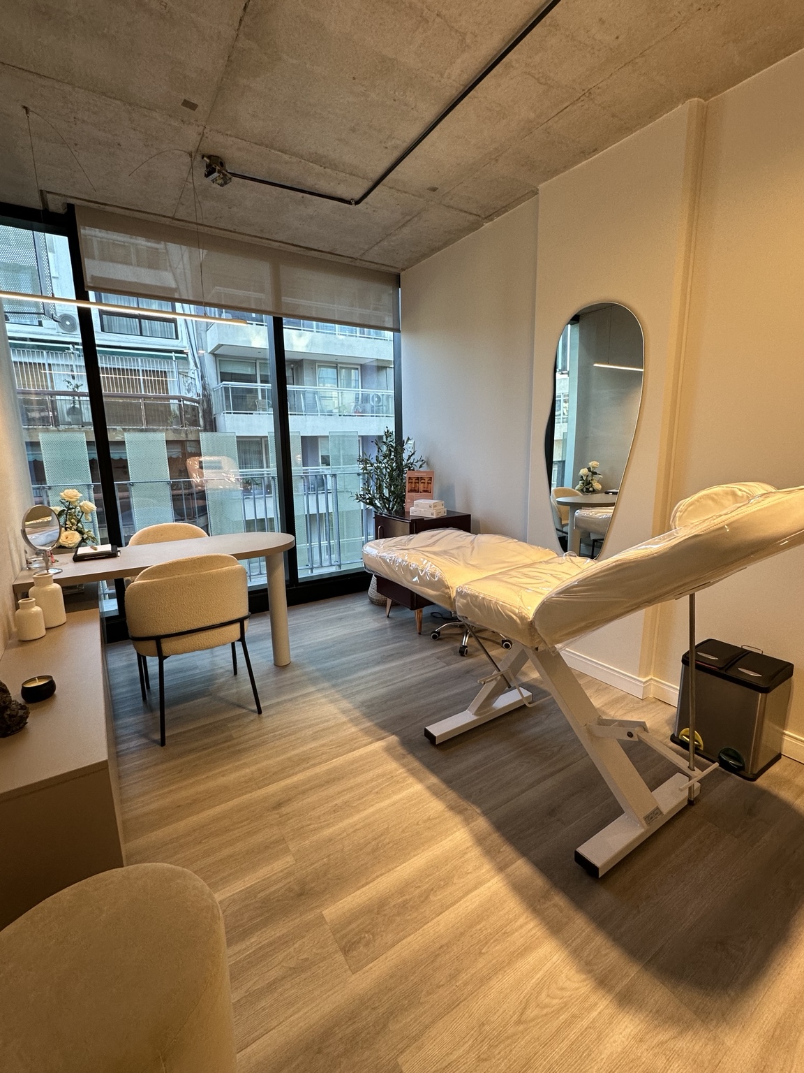 Consultorio médico luminoso de Única Skin House
