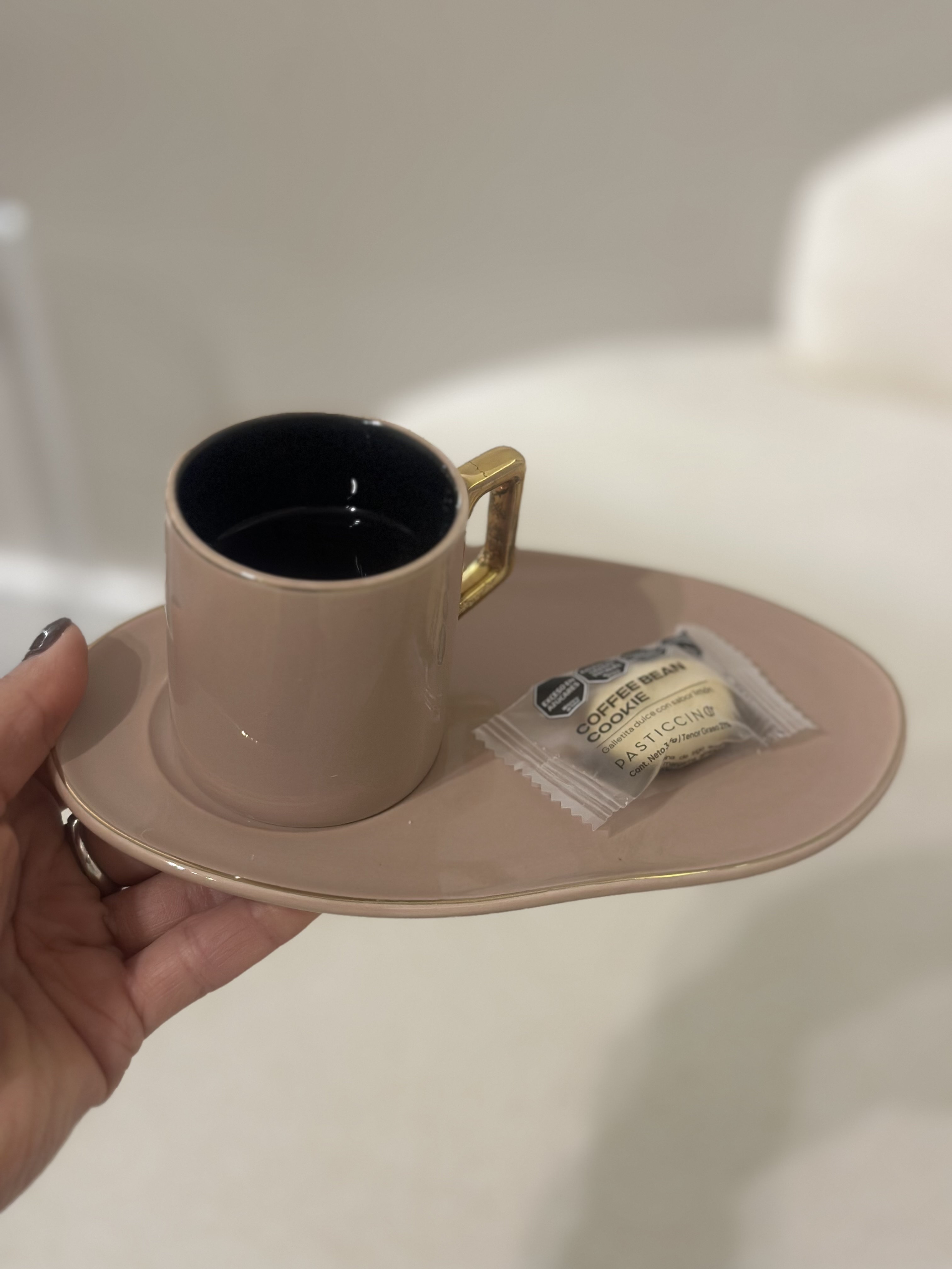 Café servido como parte de la experiencia en Única Skin House